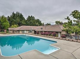 Hotel Photo: Stunning Medford Escape with Panoramic Views!