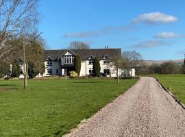 A picture of the hotel: South Cottage - Garden, Views, Parking, Dogs, Cheshire, Walks, Family