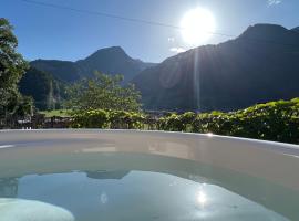 Hotel fotografie: Romantic private superior Swiss Chalet with Hottub