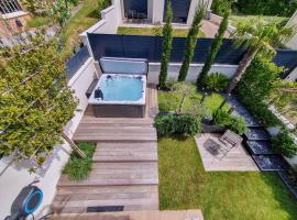 Hotel Photo: EXIGEHOME - Chambre d'hôte avec jacuzzi et jardin paysagé, partagé