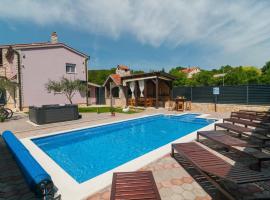 Foto di Hotel: Beautiful Home In Hrvace With Heated Swimming Pool