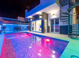 Hotel Photo: New villa with rooftop terrace and pool