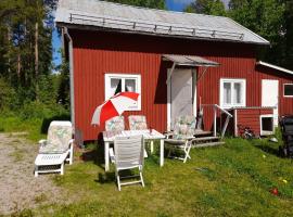 Summer bedroom, outside toilet, shower, kitchen. 120 m from Sandbach., hotel in Bräcke