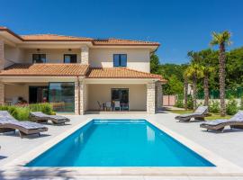 Hotel kuvat: Villa Palma with Heated Private Pool