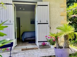 Foto di Hotel: Room in Studio - Studio surrounded by greenery