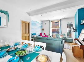 Photo de l’hôtel: The Terrace - Light, bright characterful coastal home with parking near beaches