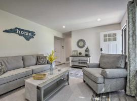 Hotel Photo: Charming Apex Home with Back Deck and Grill!