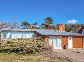 4 Bedroom Cozy Home In Träslövsläge, hotel v destinaci TrÃ¤slÃ¶vslÃ¤ge