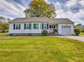 Фотография гостиницы: Cozy Middletown Home Near Beaches and Newport!