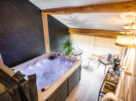 Hotel fotografie: Les Charmes du Lac Gite Romantique avec jacuzzi privatif