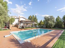 Foto di Hotel: Alluring holiday home in Assoro with private pool