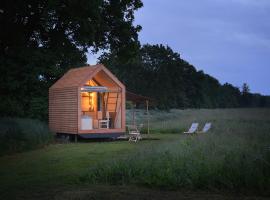 Glamping Hluboká, готель у місті Глубока-над-Влтавою