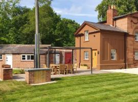 Oulton Park Lodge, hotel in Little Budworth