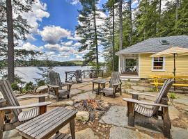 Hotel fotoğraf: Lakefront Cottage Boat Dock, Patio and Kayaks!