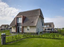 Hotelfotos: Beautiful, chic villa with a fireplace at the Tjeukemeer