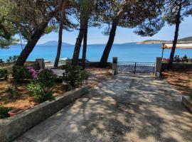 Sidus Maris, Spacious Seaside Apartment with Free Parking, hotel in Martinšćica