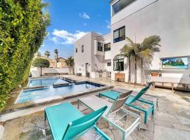 Hotel Photo: Coastal Paradise . Steps to the beach . Pool . Hot Tub