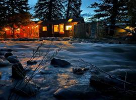 酒店照片: Thorpe On The Water. Creekside Nederland Cabin.