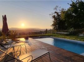 Фотографія готелю: Villa avec piscine et vue admirable sur la nature