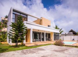 ホテル写真: Villa Fitz: Sunlit Beach Getaway w/ Pool + WIFI