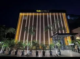 FabHotel Yellow Courtyard