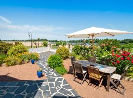 Фотографія готелю: Le Clos Eugenie - Charmante maison avec jardin et vue sur la Loire