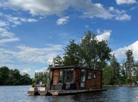 Hotel foto: Gemütliches Hausboot mit Kamin in Berlin