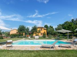 Foto di Hotel: Holiday Home in Marche region with Private Swimming Pool