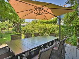 รูปภาพของโรงแรม: Inviting Bungalow with Deck, Close to Dtwn LA!