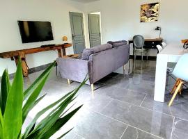 MAISON PLEIN-PIED DÉTENTE ASSUREE Clim-BBQ, hotel in Varetz