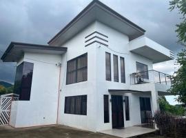 Gambaran Hotel: Beautiful 3 bedroom vacation home with view.