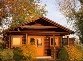 होटल की एक तस्वीर: Tepee Valley Campsite - Log Cabin