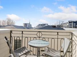 Hotel Photo: CBD Spacious 3 Storey Terrace House with Courtyard