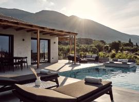 รูปภาพของโรงแรม: Yliessa - Luxury pool villa surrounded by nature