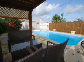 รูปภาพของโรงแรม: Laranjeira - House with private garden and pool