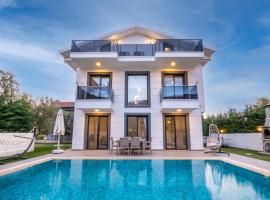 Hotel Photo: Modern chic 4-bedroom villa with private pool and garden in central Hisaronu