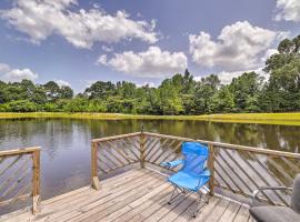 होटल की एक तस्वीर: Lakefront Cabin with Access to 2 Paddleboats!