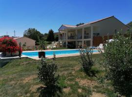 A picture of the hotel: Villa Lembarrat vue sur côteaux jardin et piscine privée couverte, accès PMR facilité