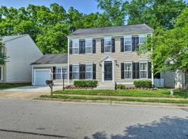 होटल की एक तस्वीर: Bright Dumfries Home Near Quantico and Fort Belvoir!