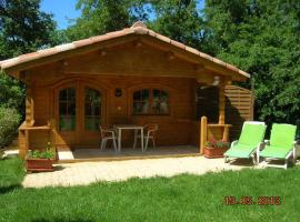 Hotel fotoğraf: Chalet l'emiline , Gite climatisé au sud d'aix avec piscine