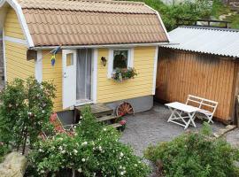 Foto do Hotel: Sjönära liten stuga med sovloft, toilet in other small house, no shower