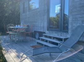 tiny house du poulloguer, hotel v destinaci Prat