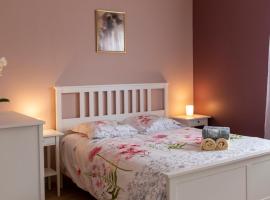 Foto di Hotel: LOC TROTTEUR LE PIVOINE Studio Grand confort, Gare SNCF de Lourdes