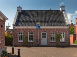 Karakteristiek huis in centrum Winsum met nieuwe badkamer, hotel in Winsum