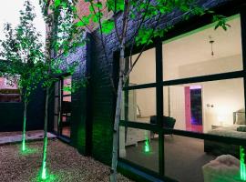 Hotel Foto: The Eden Warehouse - Pink Apartment (sleeps 4)