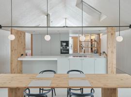 Urban Alpine Penthouse with Lake View, hotel in Maurach