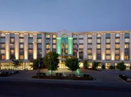 Holiday Inn & Suites Montreal Airport，多瓦爾的飯店