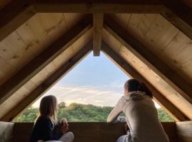 Hotelfotos: Cabane Bivouac avec échelle à l'ombre des chênes