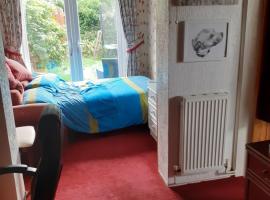 Hotel Photo: Single bed in large room, Sofa, netflix, garden view, patio door & seating