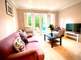 Hotel Foto: NEW! Luxury YELLOW HOUSE Bright Modern Detatched Home with PRIVATE PARKING, NETFLIX Close Luton, M1, and AIRPORT Ideal for Families, Professionals, Consultants, LONGER STAY OPTIONS